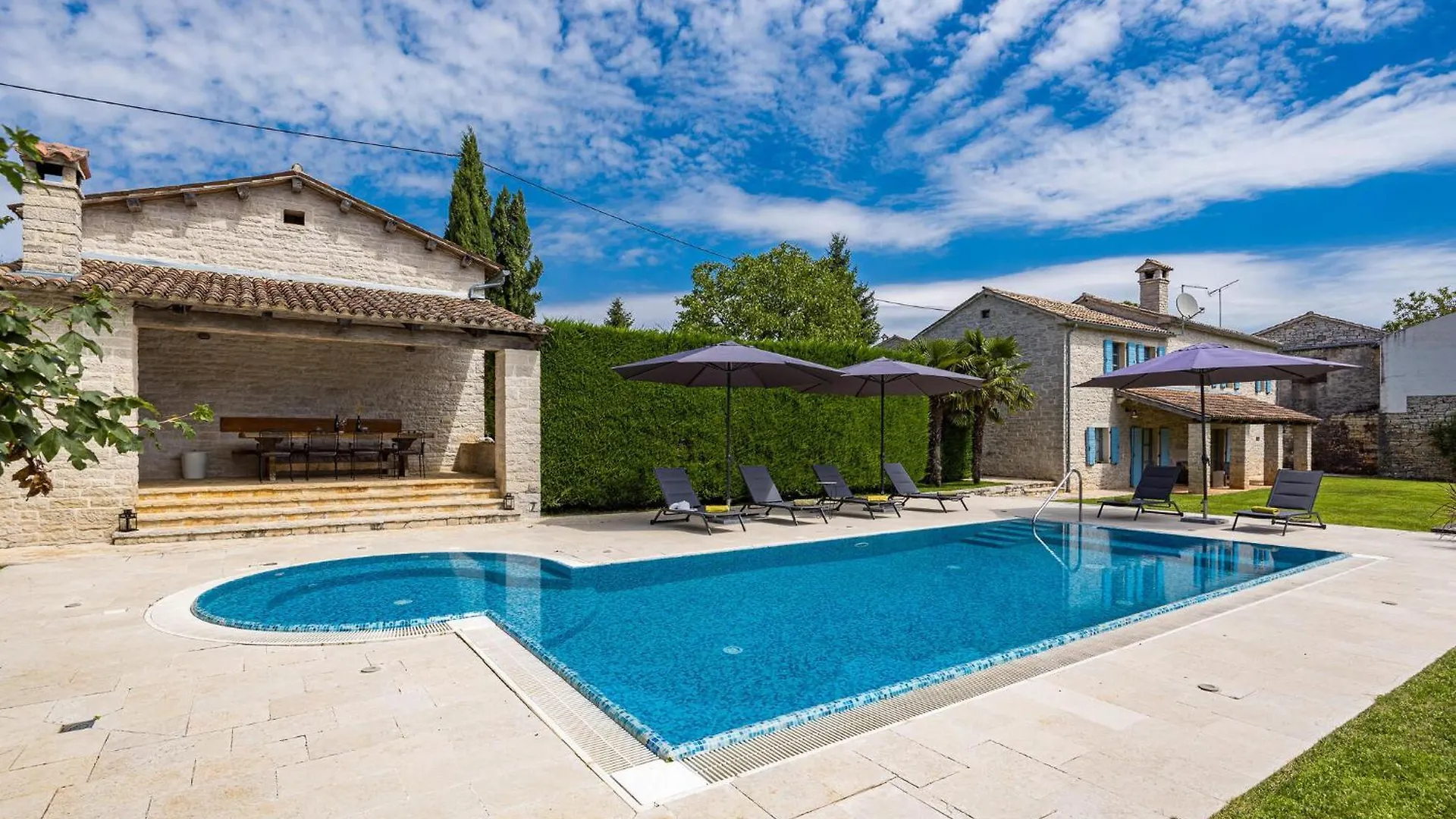 Villa Castela Vela Traba 0*,